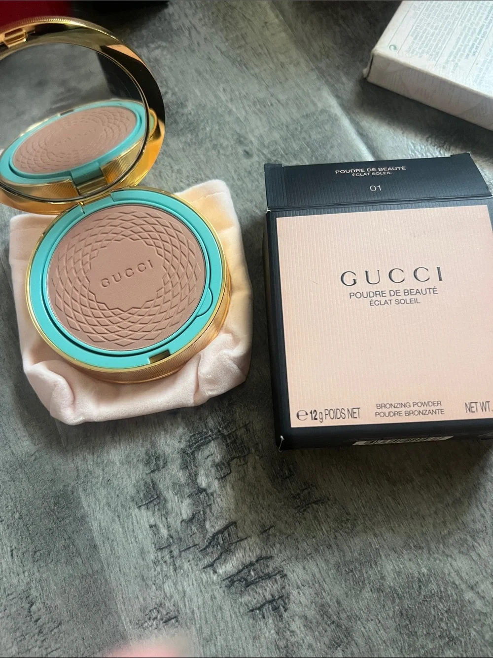 Gucci Poudre de Beauté Éclat Soleil Bronzing Powder - Light Pink & Black Compact
